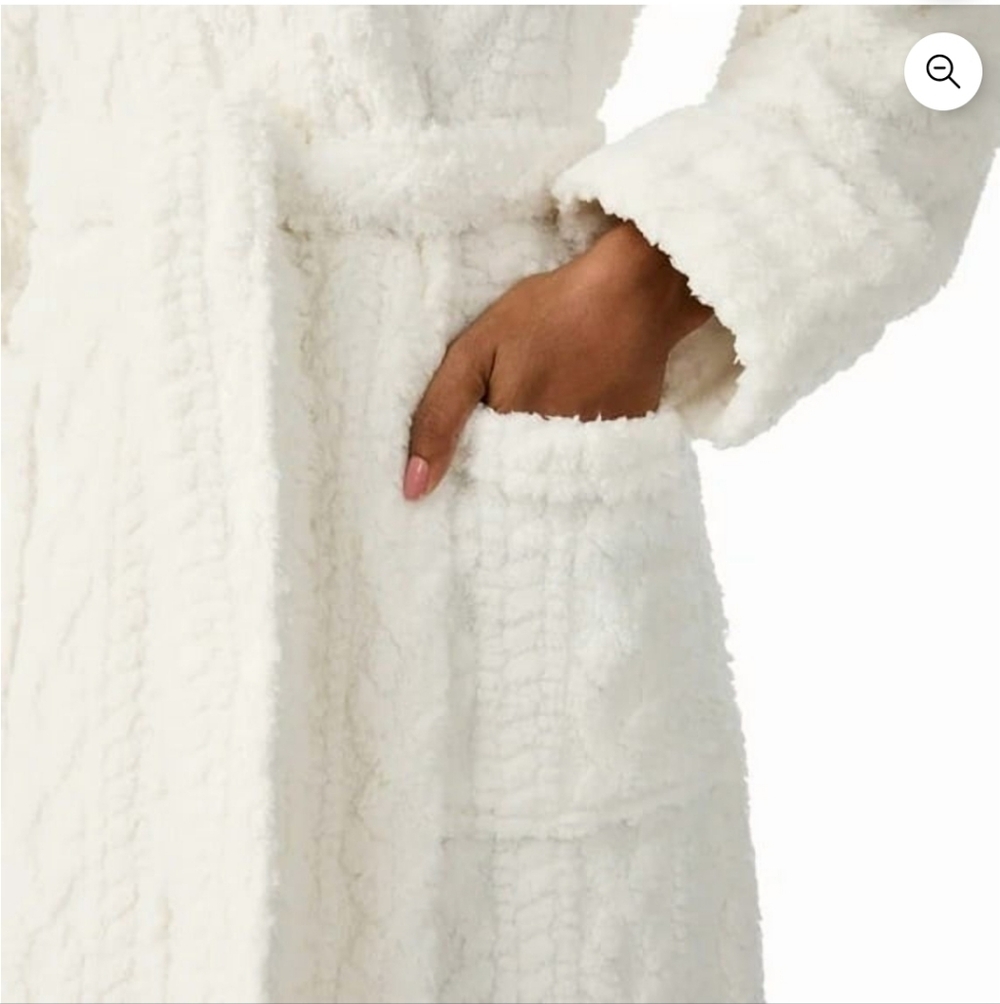 Luxurious White Plush Robe - Picture 5 of 7